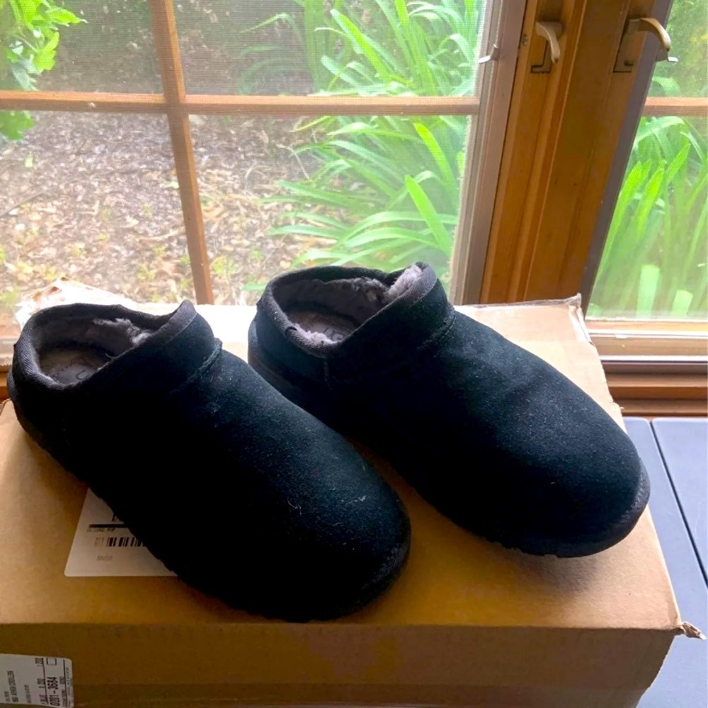NWOT UGG  Classic Slipper! Black Suede
